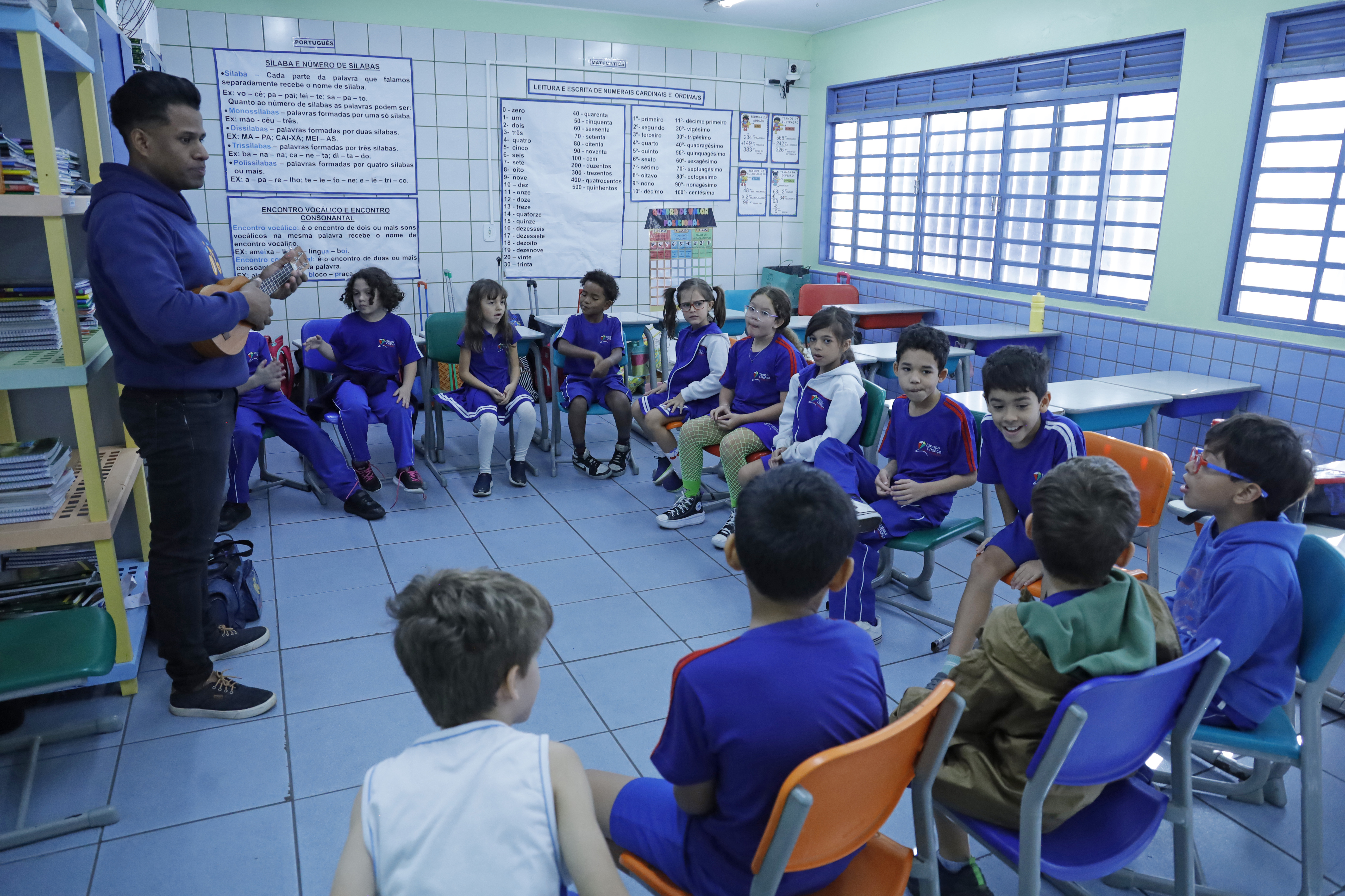 Crianças brincando na escola